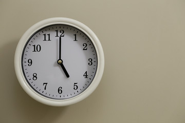 The time for wall clock is 5:00