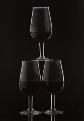 877438 Bottle of wine and vine glass