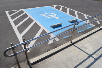 障害者用駐車場 車椅子マーク