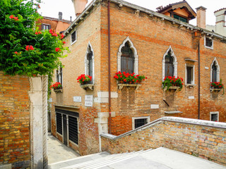 Fototapeta na wymiar House and alley in Venice with a small bridge.