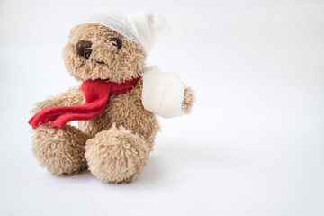 Teddy mit Verband um Kopf und Arm