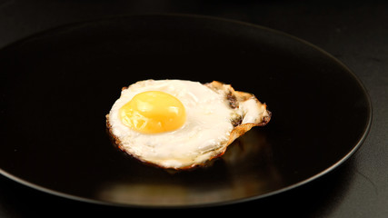 Fried eggs to the black dish