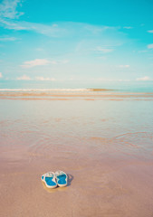 Obraz premium Flipflops on ocean beach .