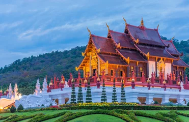 Papier Peint photo Temple bâtiment de style thaï dans le temple Royal Flora.