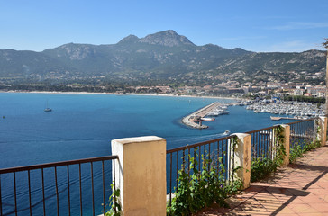 Terrasse dominant la baie de Calvi en Corse