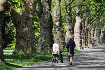 Älteres Paar beim Spaziergang