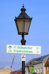 Fototapeta na wymiar Fahrrad-Wegweiser an historischer Laterne