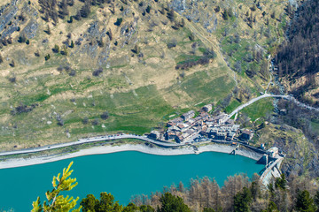 Obraz premium Pontechianale, lago, frazione Castello