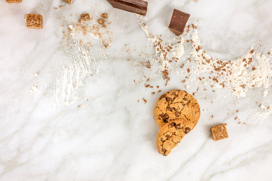 Process of making chocolate chips cookies, with flour and sugar