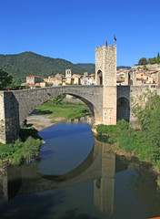 Fototapeta na wymiar Pont de Besalü