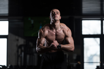 Plakat Serious Bodybuilder Standing In The Gym