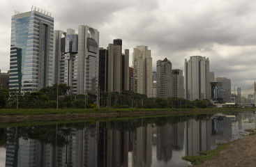 Obraz premium Marginal Pinheiros, Pinheiros river, Estaiada bridge - Sao Paulo, Brazil