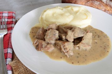 sauté de porc à la moutarde et purée
