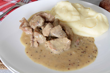 sauté de porc à la moutarde et purée