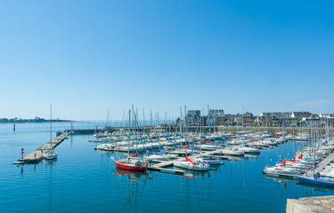 Fototapeta na wymiar der Yachthafen von Concarneau im Sommer, Bretagne, Frankreich