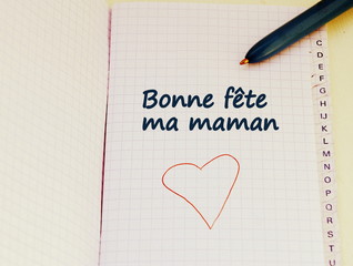 "bonne fête maman" sur cahier répertoire et coeur et crayon