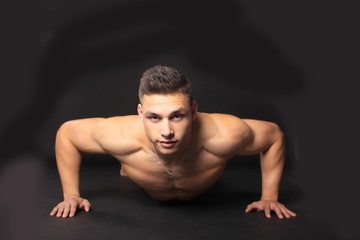 Obraz premium Young man doing push ups