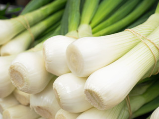 Bund frische Lauchzwiebeln vom Markt