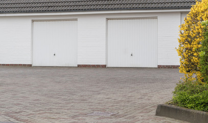 Zwei weiße Garagentore
