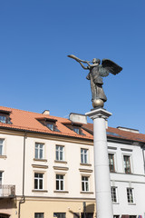 Obraz premium VILNIUS, LITHUANIA . Statue of an angel at Uzupio, a bohemian district in Vilnius, Lithuania.