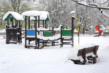 Plac zabaw przysypany śniegiem - obrazy, fototapety, plakaty