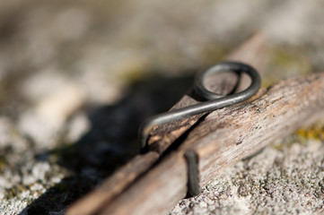 Vieille épingle abimée par le temps
