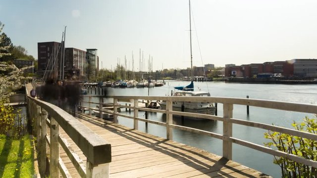 Hafen mit Br&uuml;cke und Booten Timelapse