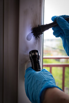 Forensic experts  finds fingerprints on the window