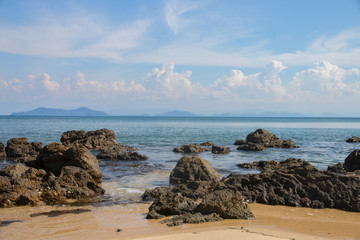 Obraz premium beautiful scene, tropical sea and beach with blue sky background