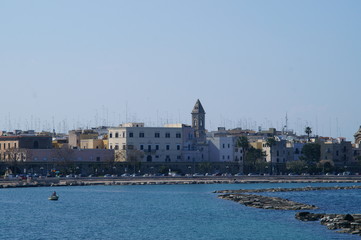 Fototapeta premium la costa adriatica con la città di Bari sullo sfondo in una bellissima giornata di primavera