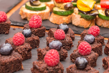 kleine Kuchen mit Himbeeren und Heidelbeeren
