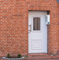 Weiße Haustür eines Hauses