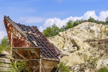 Sieb für Gestein im Steinbruch