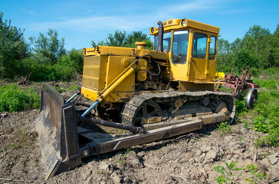 Bulldozer. Mechanical Site Preparation for Forestry. Heavy-duty construction for increased shearstress on tracts with increased roots and stumps.