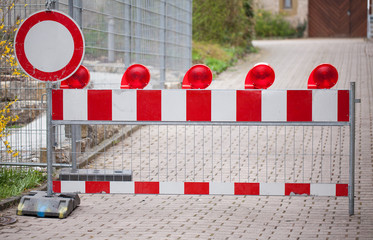 Absperrung einer Baustelle für einen Weg