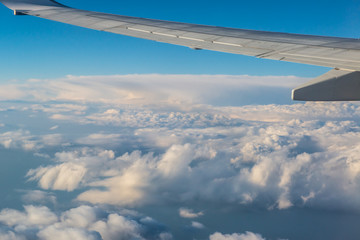 Obraz premium Widok z samolotu na chmury
