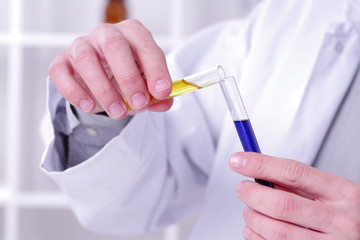 Wissenschaftler untersucht unterschiedliche Flüssigkeiten