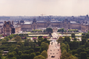 Fototapeta na wymiar Le Louvre et jardin des Tuileries