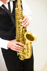 Obraz premium the man plays a saxophone