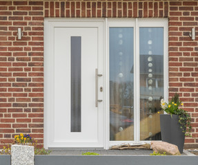 Fototapeta premium Eingangstür eines Hauses mit festem Glasteil