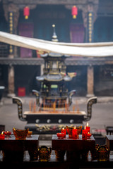 Fototapeta na wymiar des bougies rouges avec en fond un décors religieux bouddhiste