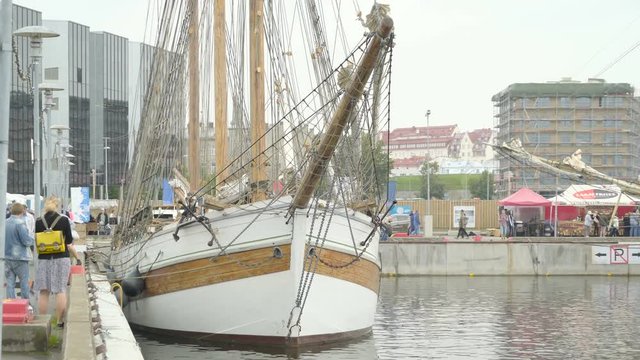 368_The_big_sailboat_docking_on_the_port_of_the_city.mov