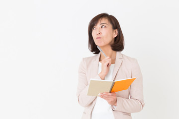 メモをするミドル女性