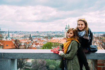 Fototapeta premium Dwie dziewczyny w Pradze, Czechy