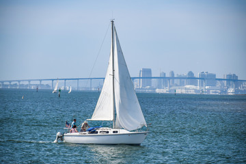 Obraz premium Rejs żaglówką po zatoce San Diego na weekendowy wypoczynek