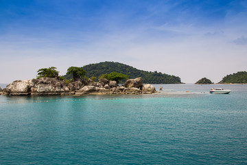 Fototapeta na wymiar Snorkeling Travel. near koh chang island thailand