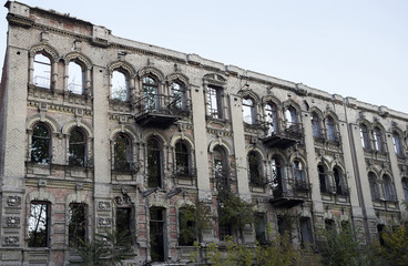 Naklejka premium ruined old building
