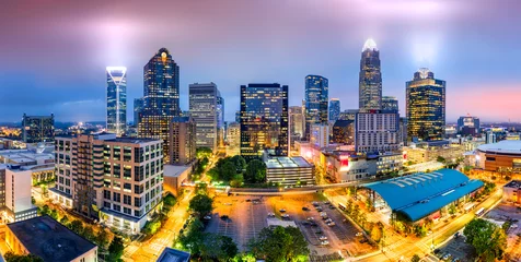 Keuken foto achterwand Stadsgebouw Luchtfoto van de skyline van Charlotte, NC op een mistige avond. Charlotte is de grootste stad in de staat North Carolina en de 17e grootste stad van de Verenigde Staten