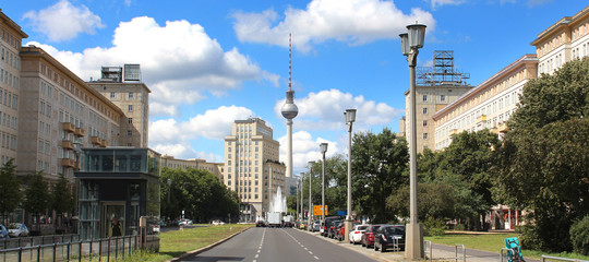 Naklejka premium Aleja Berlin / Karl-Marx i wieża telewizyjna