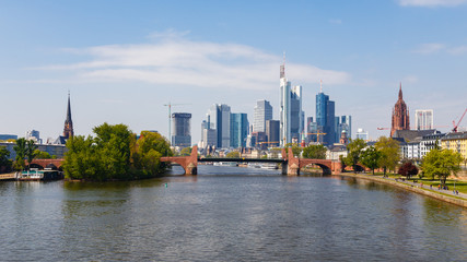 Obraz premium Frankfurt am Main, Blick auf die Stadtmitte von der Ignatz-Bubis-Brücke. Vorn die Alte Brücke. April 2017.